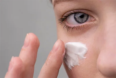CCL_How-to-Use-Zinc-Oxide-Under-Eyes-Without-Irritating-Delicate-Skin_thumbnail